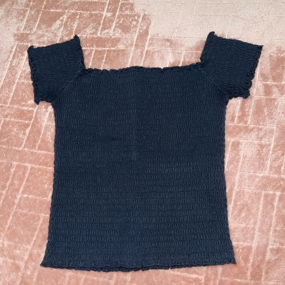 Hollister off-shoulder black scrunchy top.